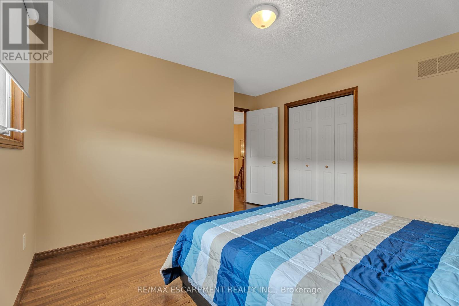 Photo 26 of 2 Vinehill Drive, Hamilton ON