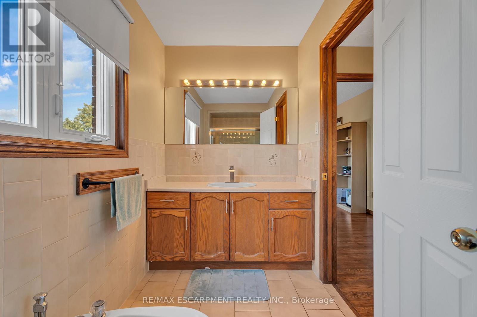 Photo 27 of 2 Vinehill Drive, Hamilton ON