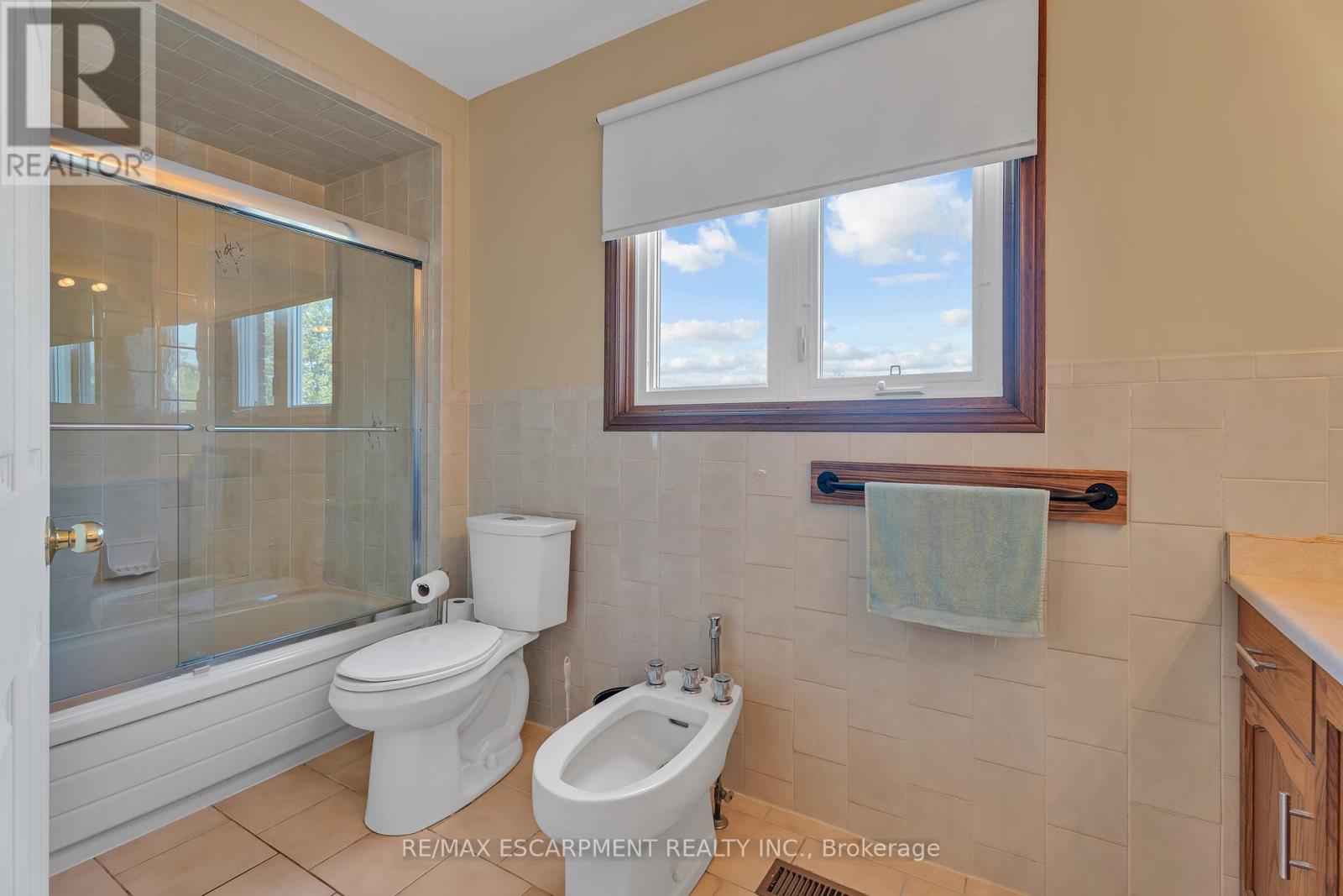 Photo 28 of 2 Vinehill Drive, Hamilton ON