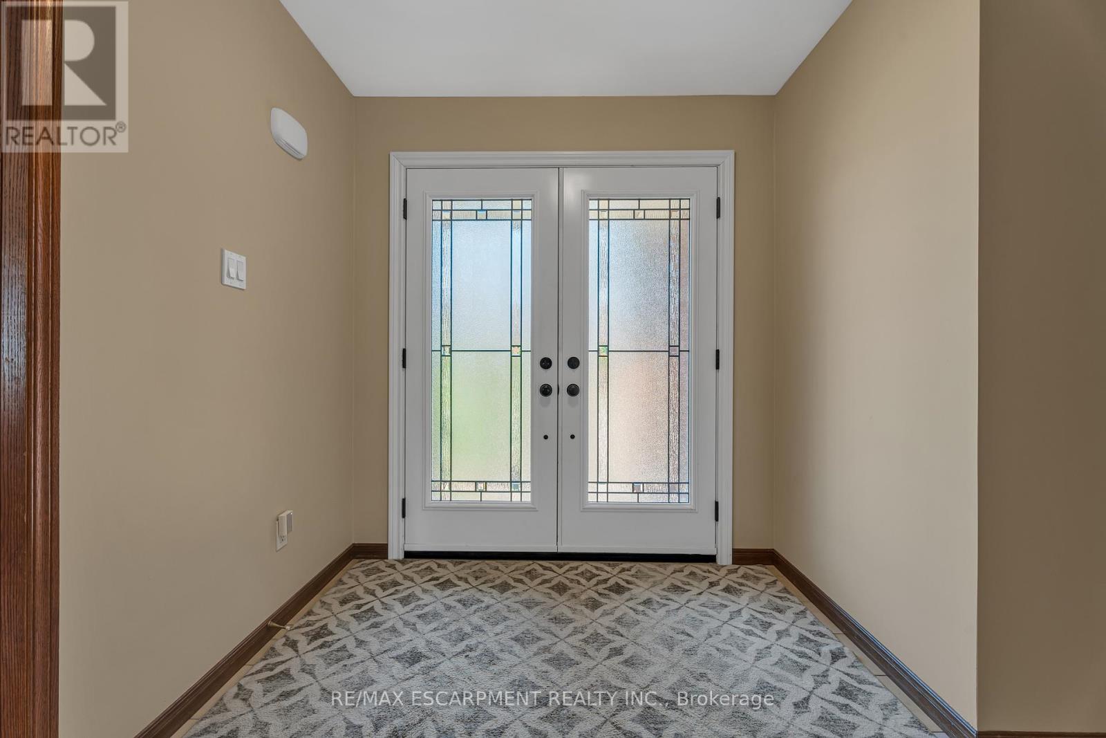 Photo 3 of 2 Vinehill Drive, Hamilton ON