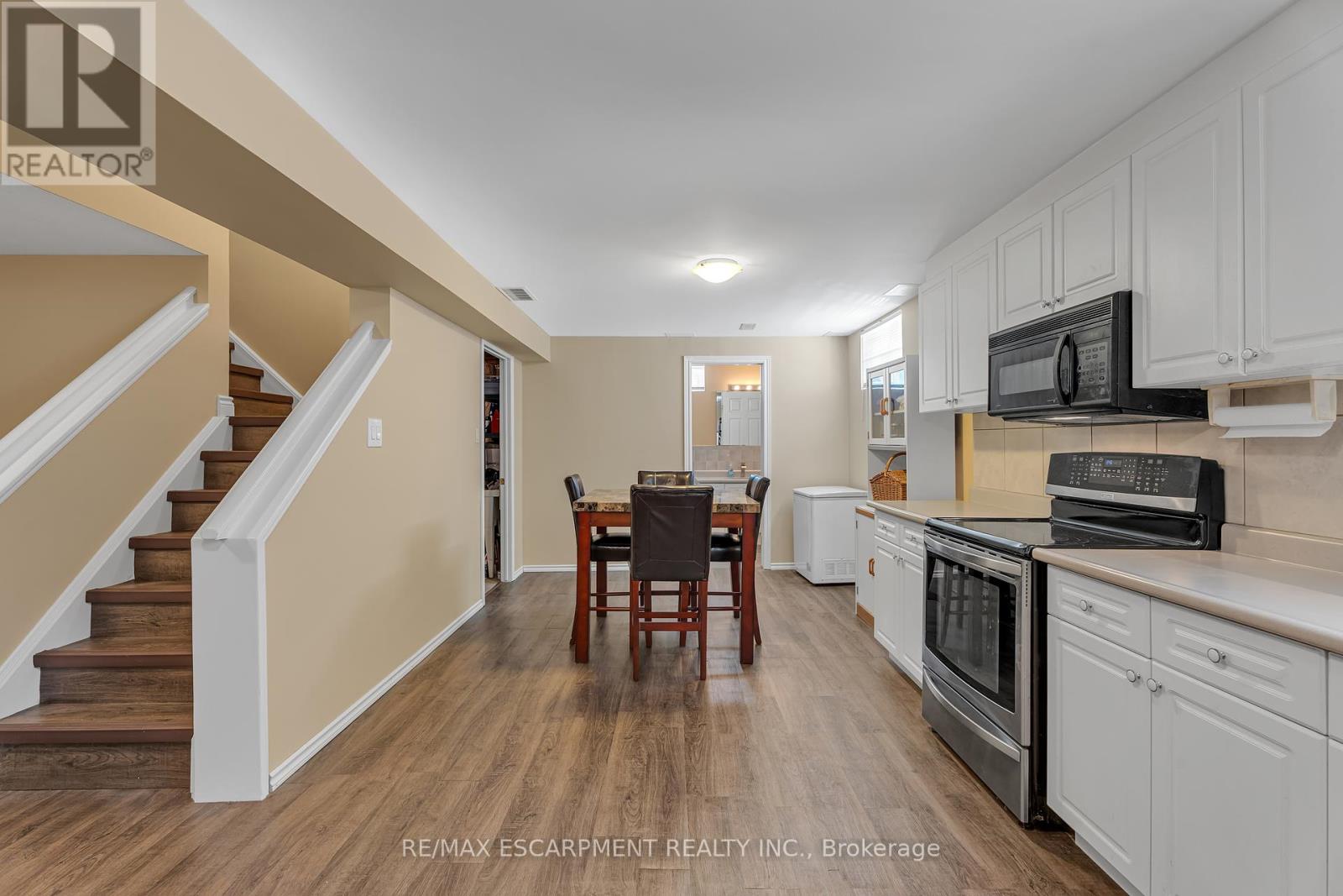 Photo 31 of 2 Vinehill Drive, Hamilton ON