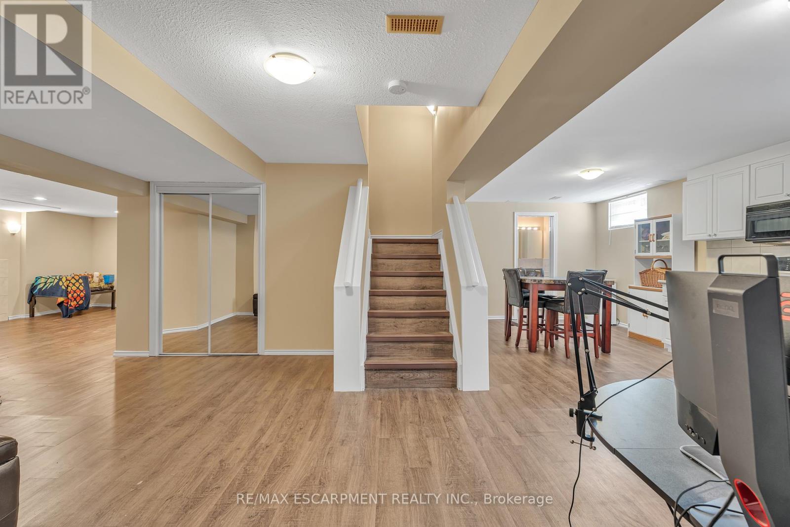 Photo 36 of 2 Vinehill Drive, Hamilton ON