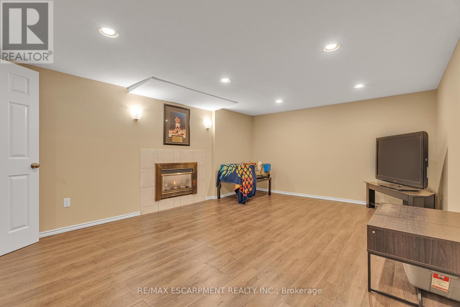 Photo 37 of 2 Vinehill Drive, Hamilton ON