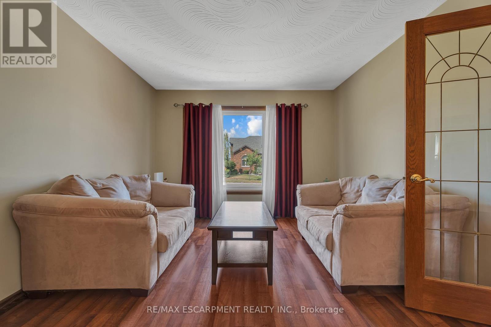 Photo 5 of 2 Vinehill Drive, Hamilton ON