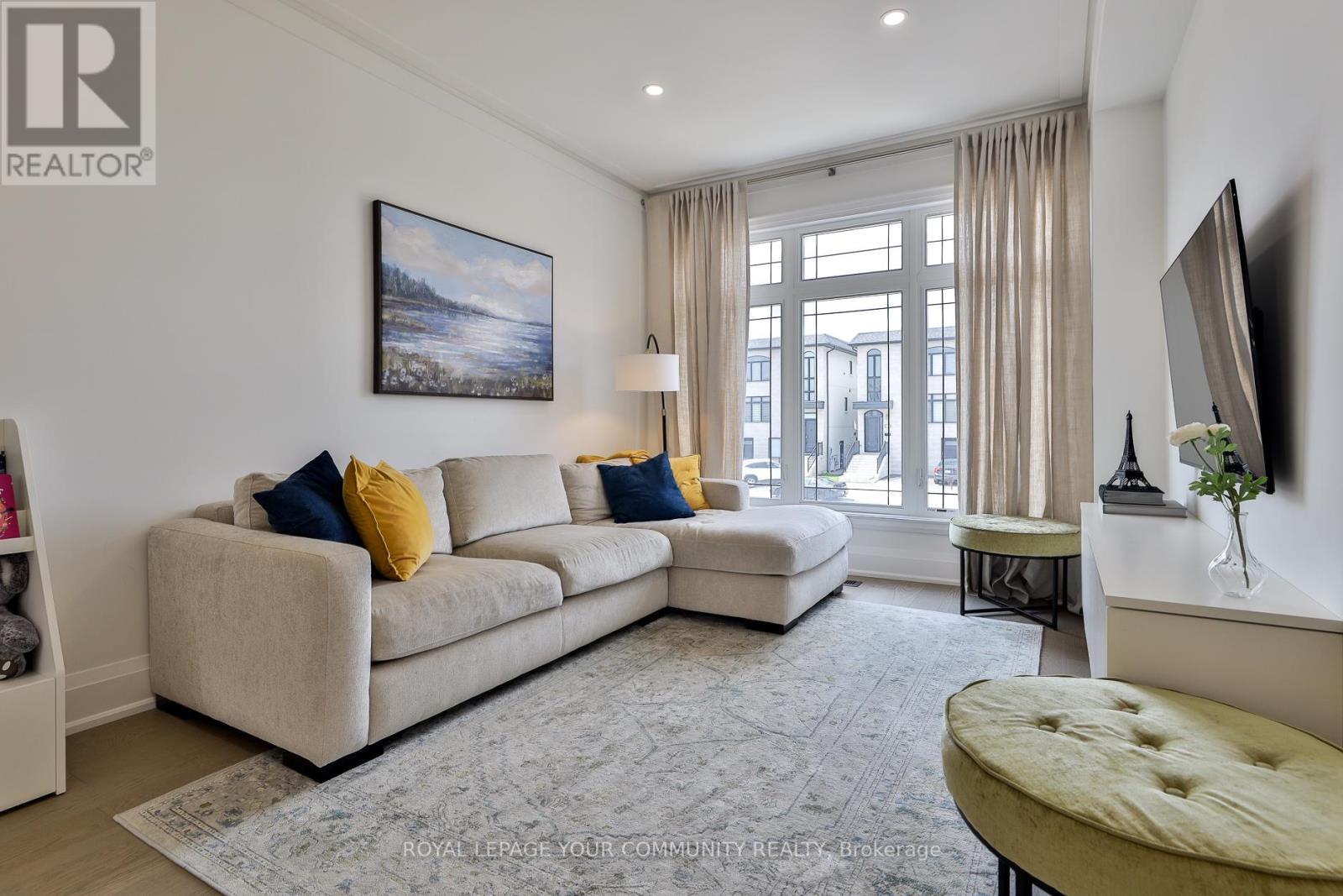 Photo 5 of 37 St Gaspar Court, Toronto ON