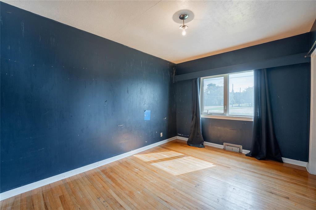Photo 13 of 42 1st Street N, Niverville MB
