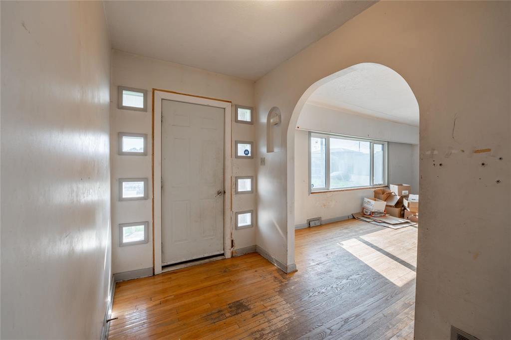 Photo 20 of 42 1st Street N, Niverville MB