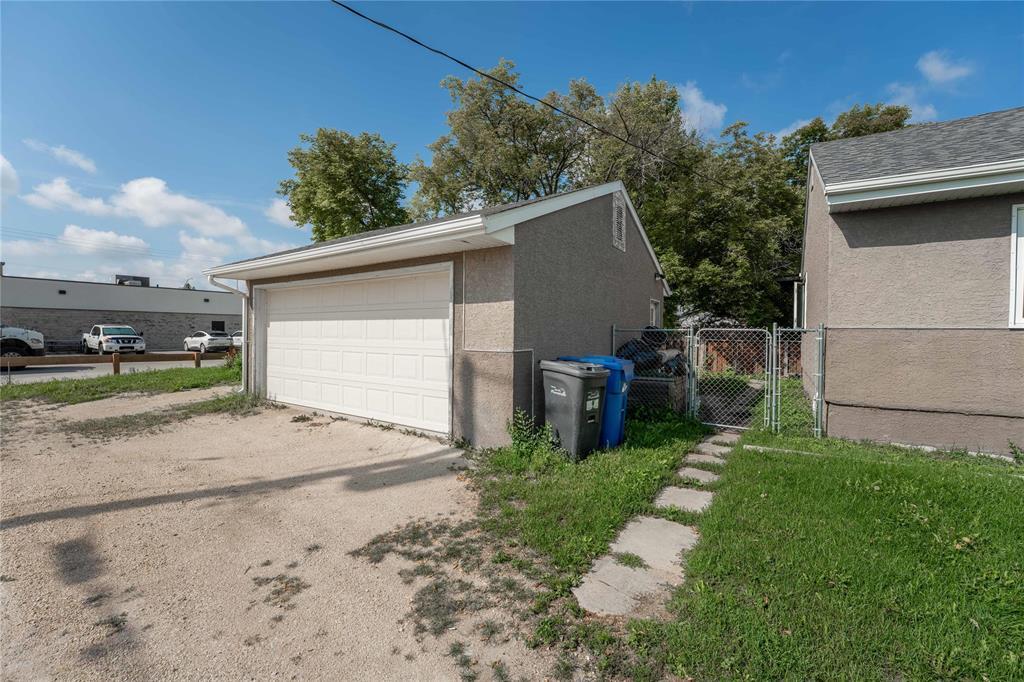 Photo 19 of 42 1st Street N, Niverville MB