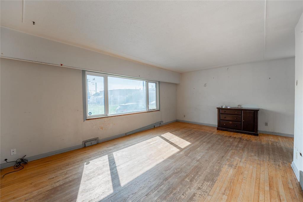 Photo 26 of 42 1st Street N, Niverville MB