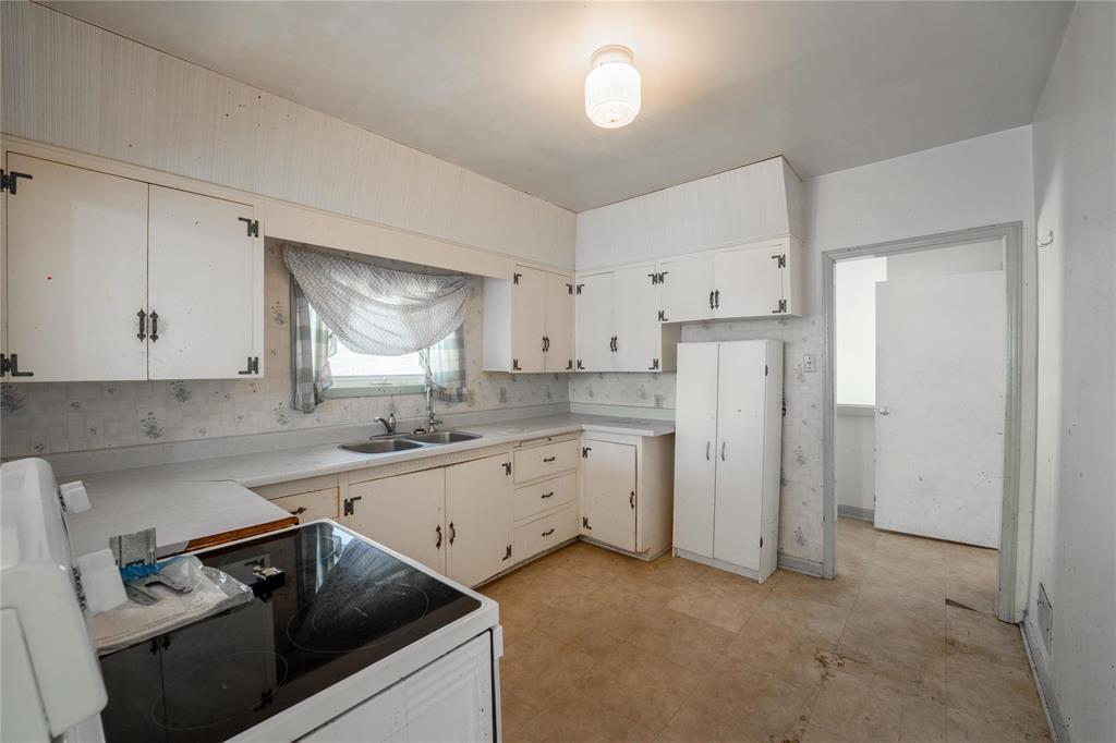 Photo 28 of 42 1st Street N, Niverville MB