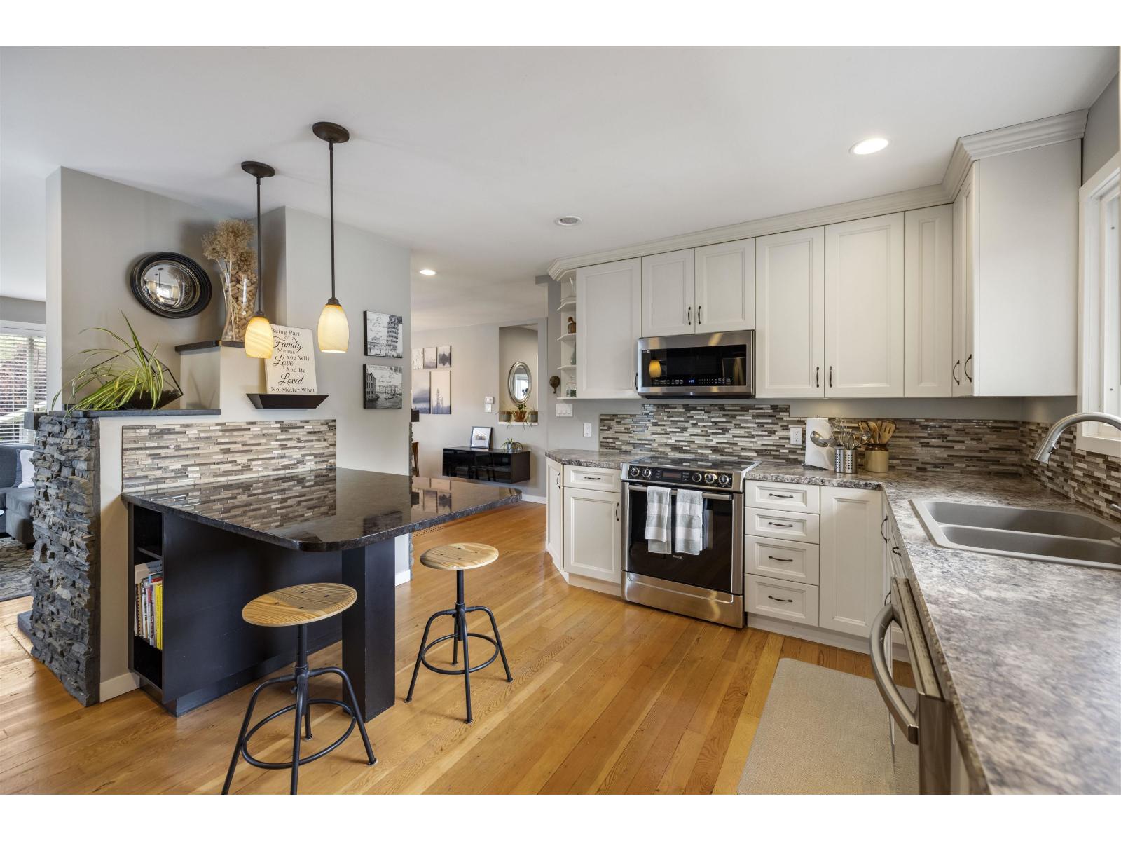 Photo 11 of 4745 207 A Street, Langley BC