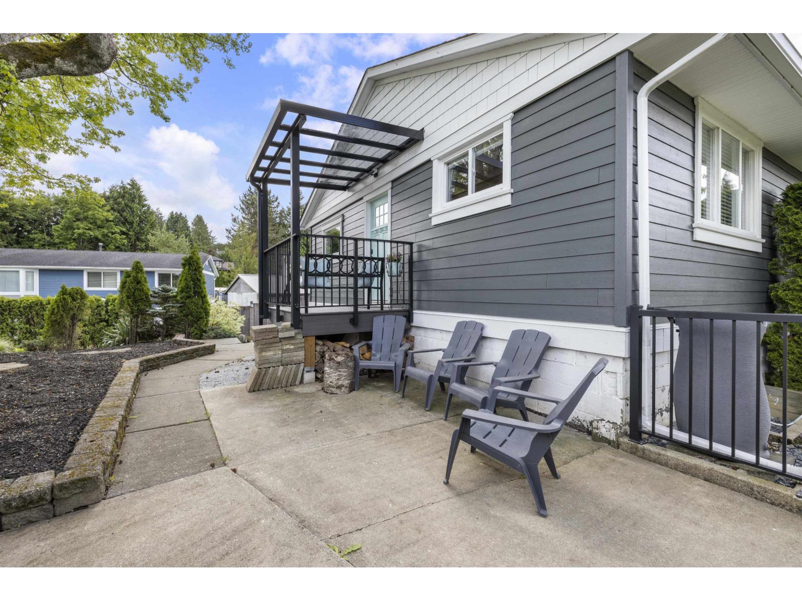 Photo 5 of 4745 207 A Street, Langley BC