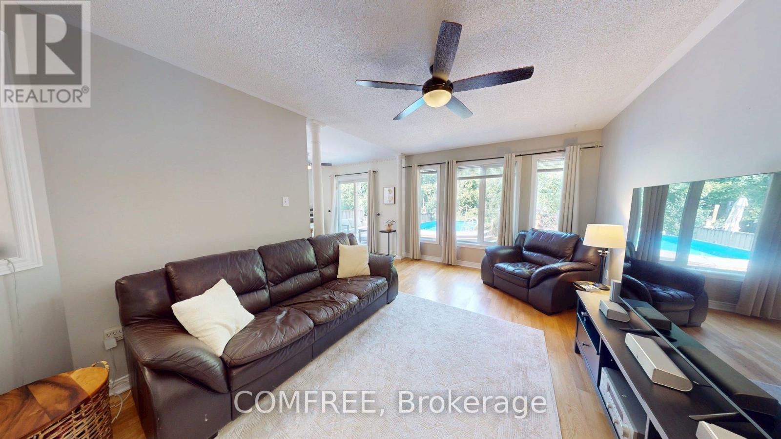 Photo 13 of 27 Markwood Crescent, Whitby ON