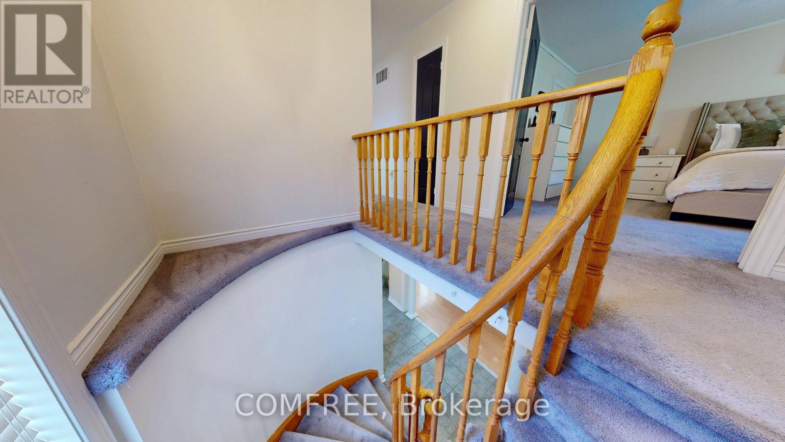 Photo 12 of 27 Markwood Crescent, Whitby ON