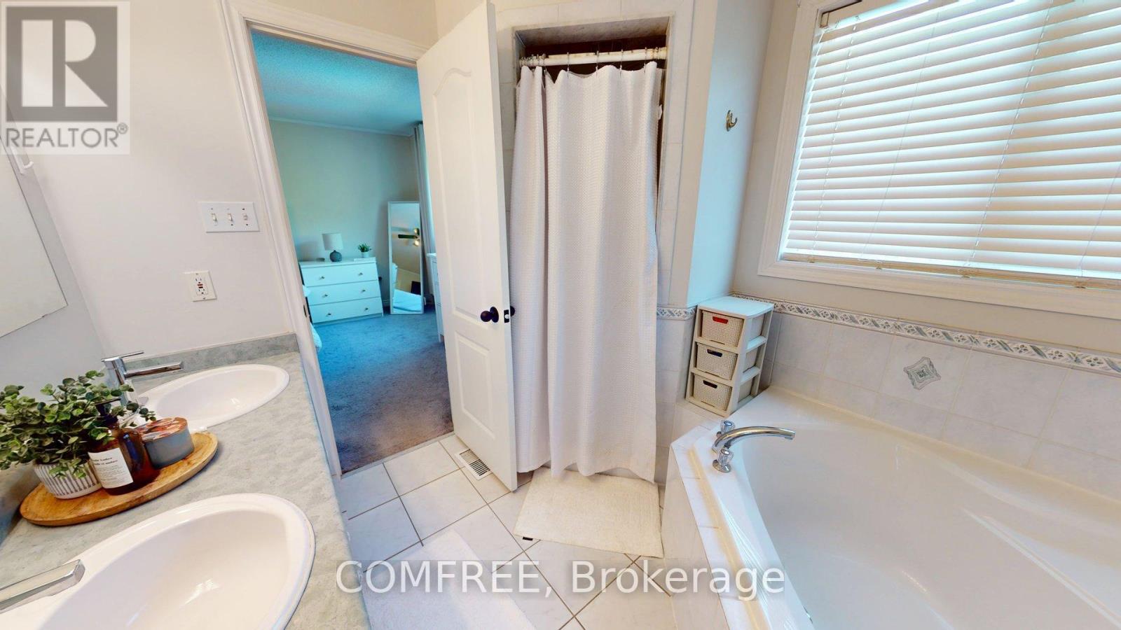 Photo 11 of 27 Markwood Crescent, Whitby ON