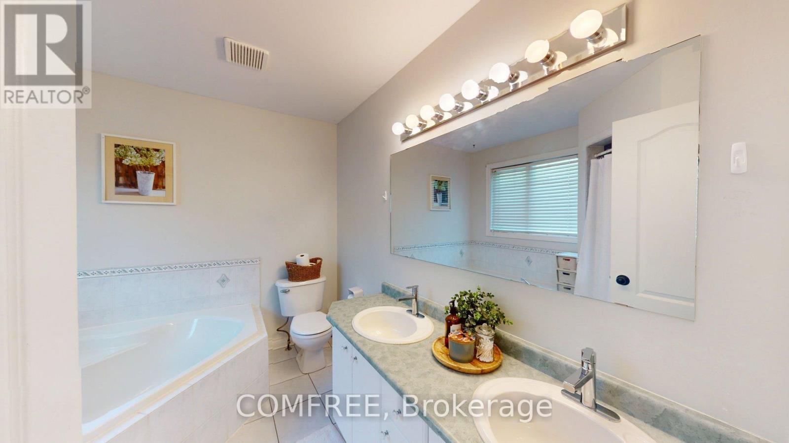 Photo 4 of 27 Markwood Crescent, Whitby ON