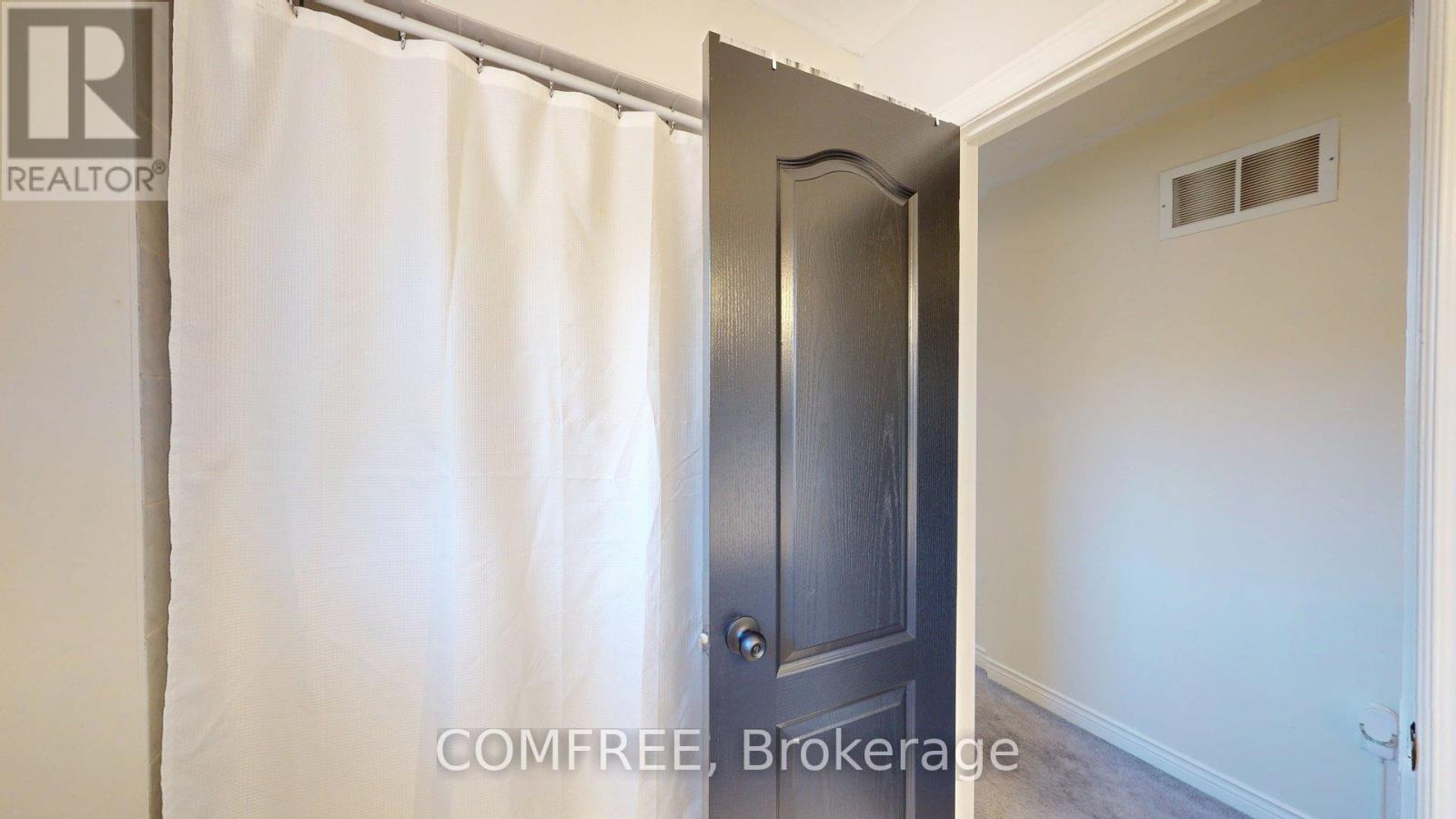 Photo 7 of 27 Markwood Crescent, Whitby ON