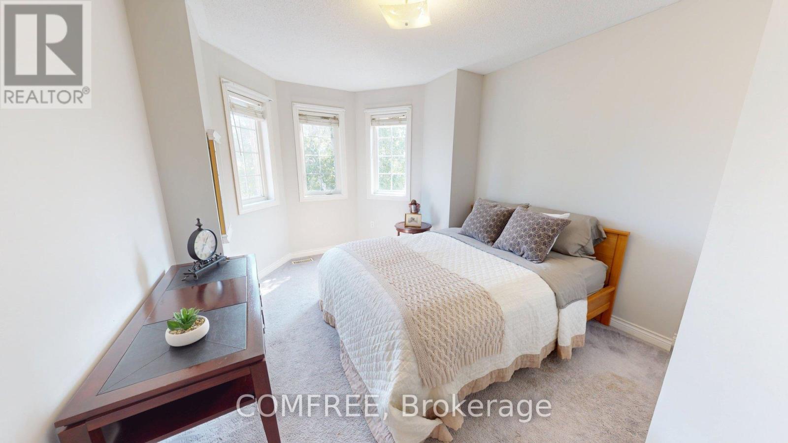Photo 5 of 27 Markwood Crescent, Whitby ON