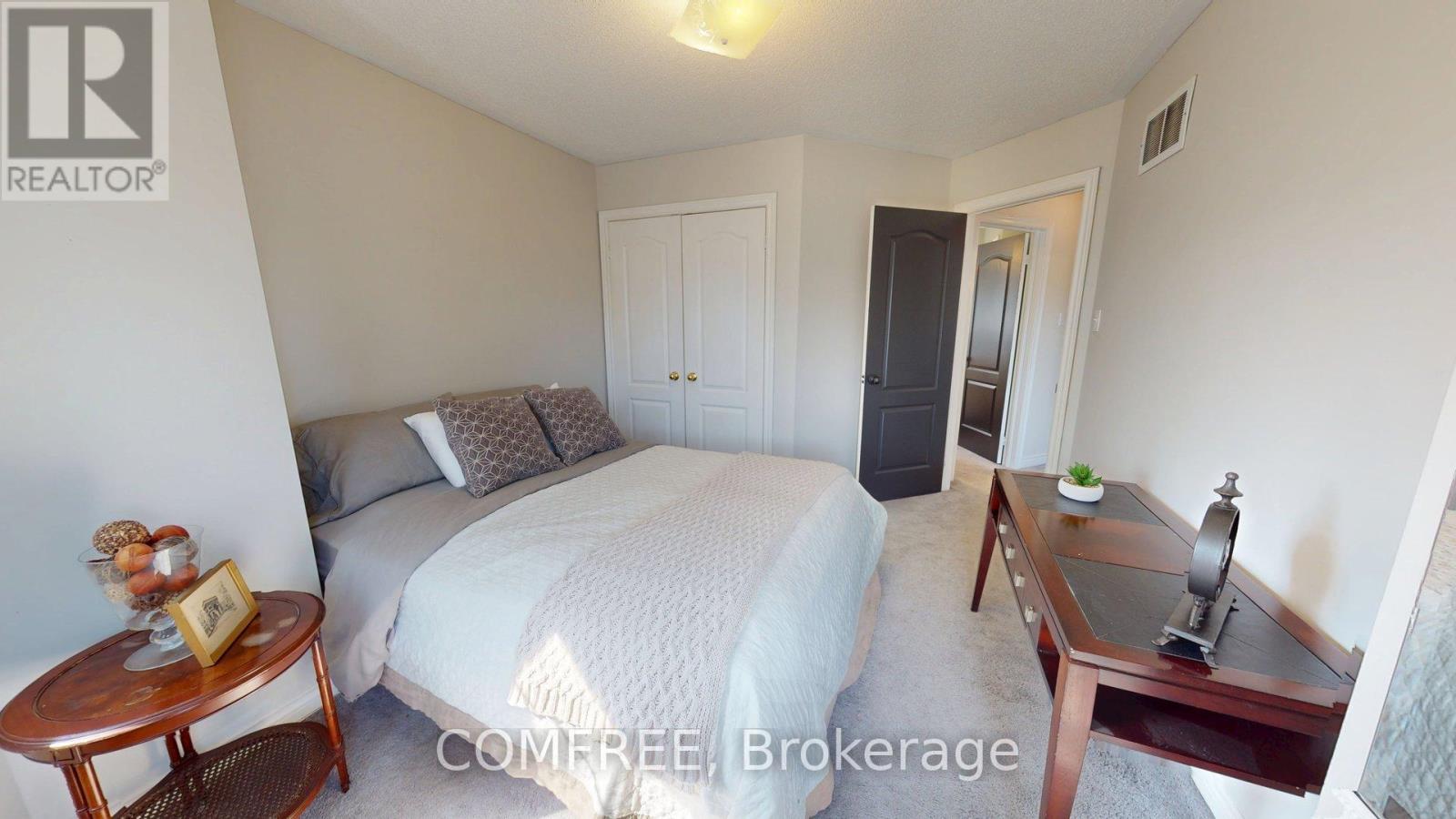 Photo 9 of 27 Markwood Crescent, Whitby ON
