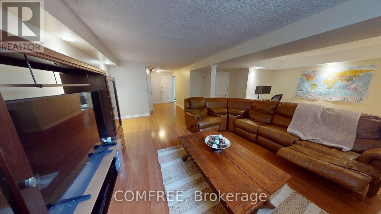 Photo 17 of 27 Markwood Crescent, Whitby ON