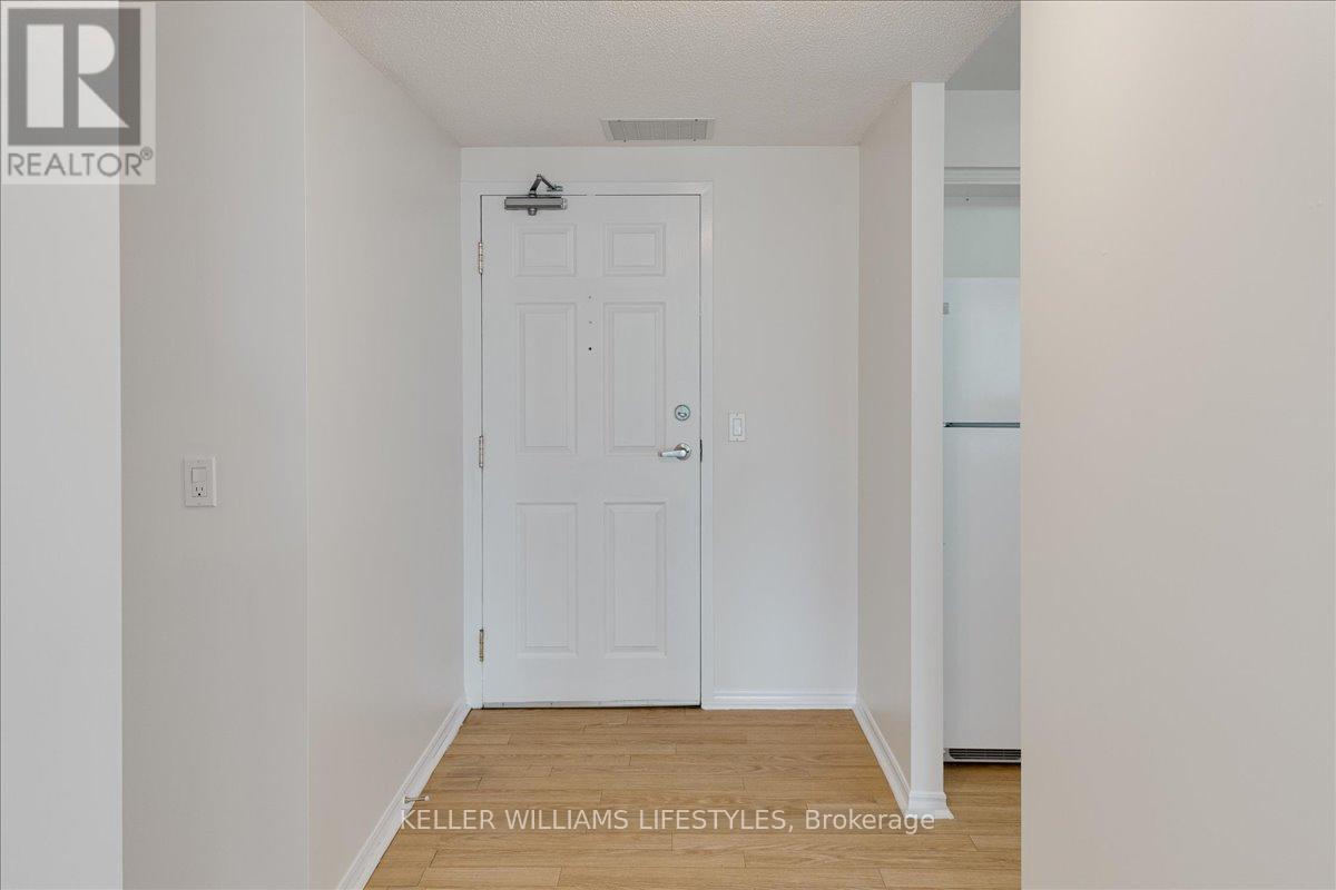 Photo 2 of 410 511 Gainsborough Road, London North ON