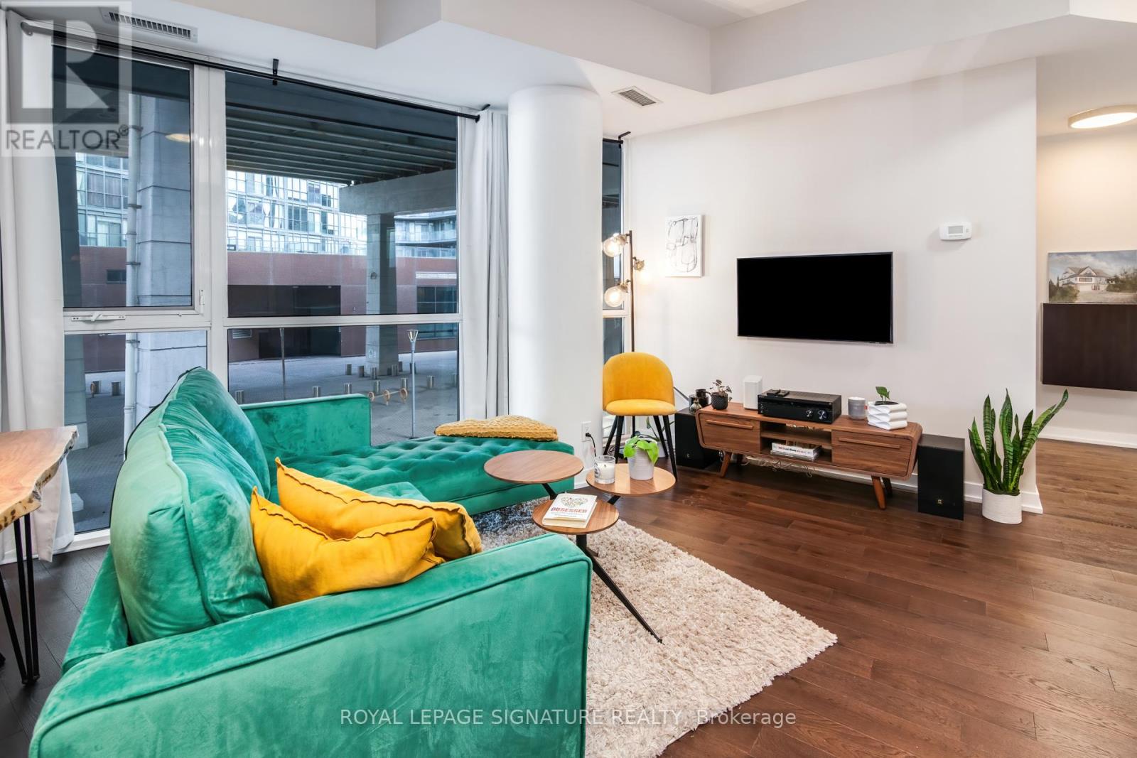 Photo 10 of 212 20 Bruyeres Mews, Toronto ON