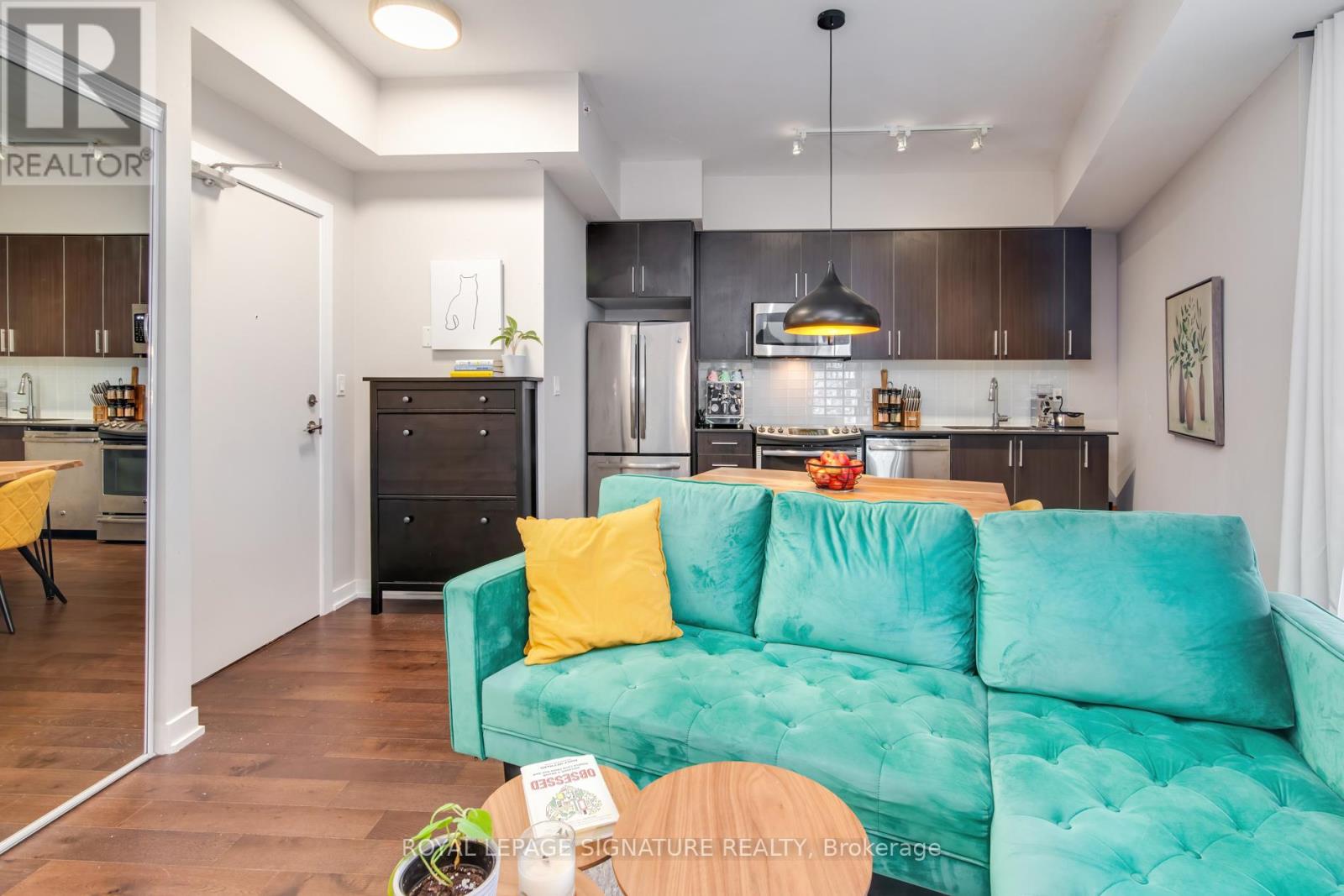 Photo 2 of 212 20 Bruyeres Mews, Toronto ON