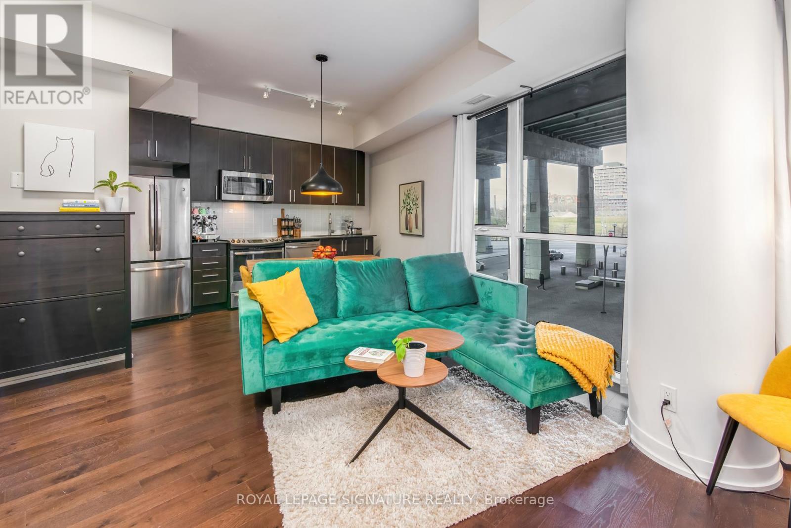 Photo 3 of 212 20 Bruyeres Mews, Toronto ON
