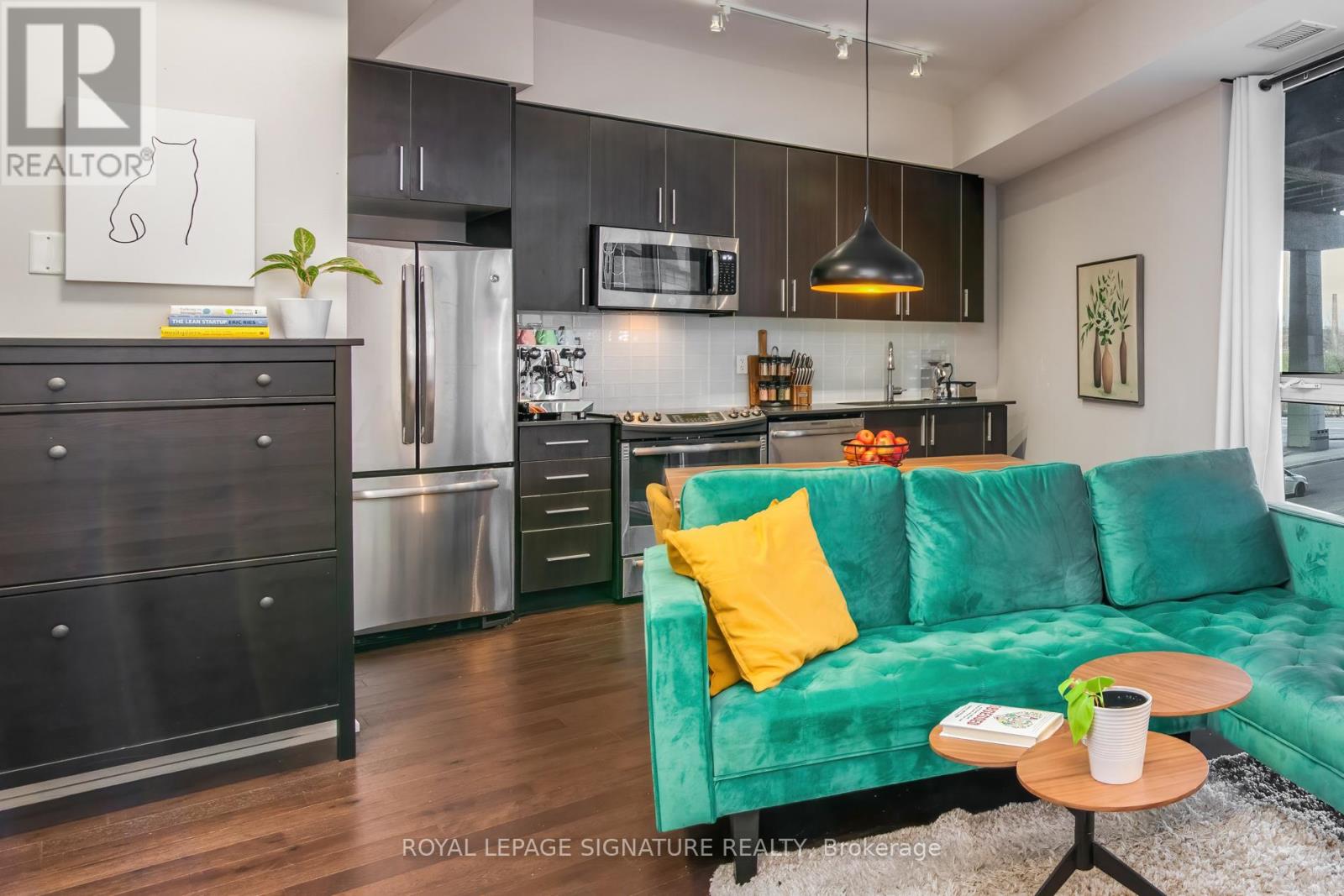 Photo 4 of 212 20 Bruyeres Mews, Toronto ON
