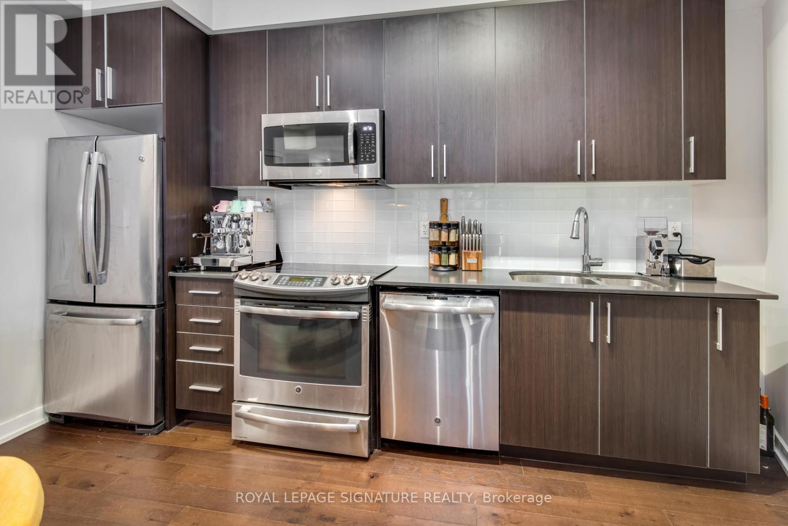 Photo 6 of 212 20 Bruyeres Mews, Toronto ON