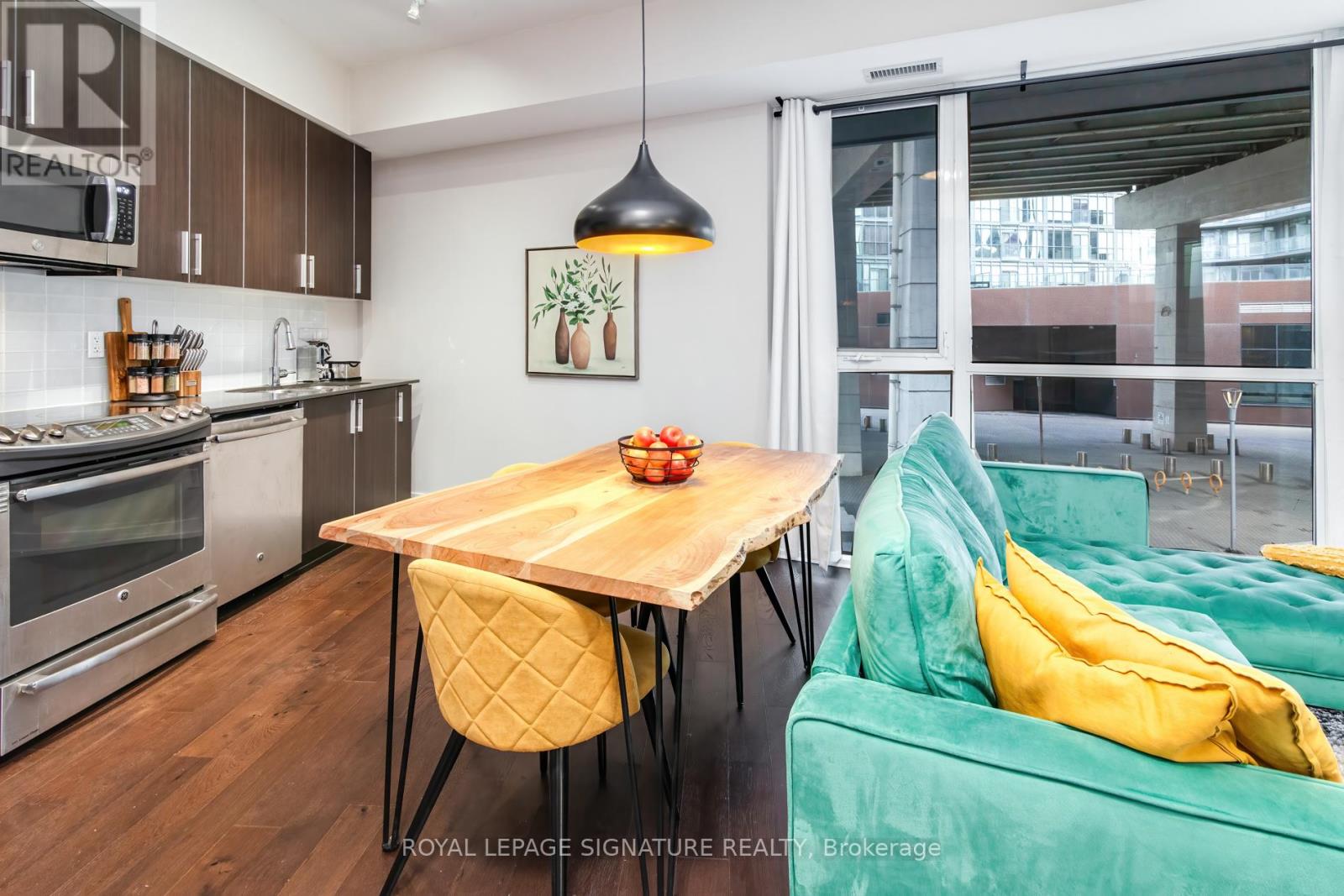 Photo 7 of 212 20 Bruyeres Mews, Toronto ON