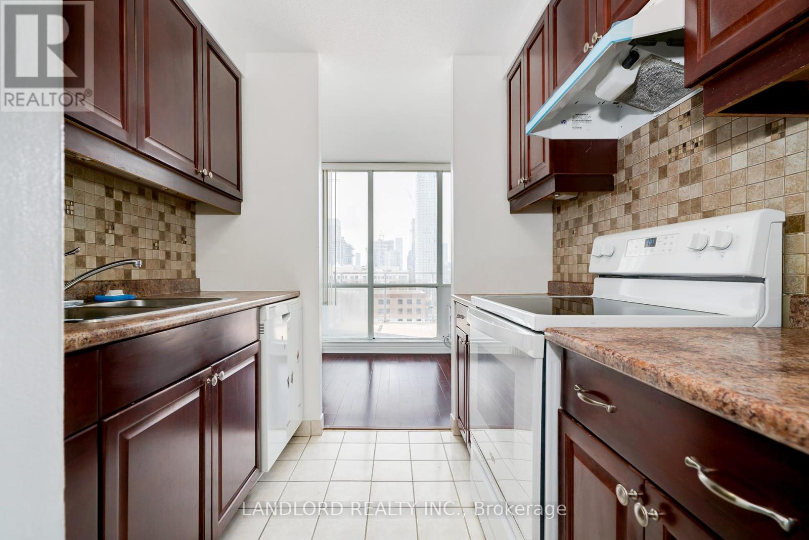 Photo 19 of 14 E 86 Gerrard Street E, Toronto ON