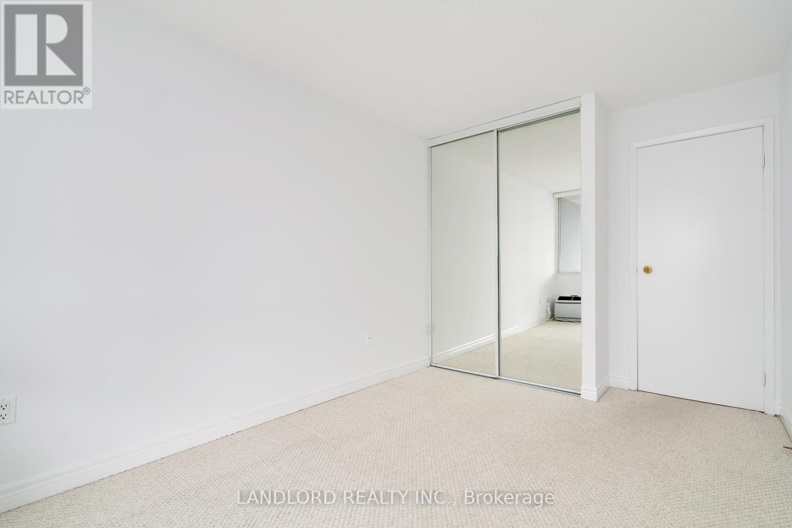 Photo 4 of 14 E 86 Gerrard Street E, Toronto ON