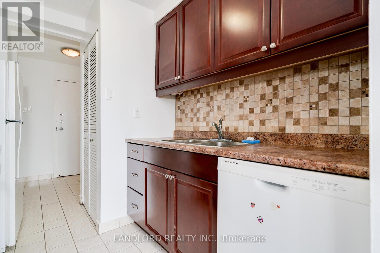 Photo 30 of 14 E 86 Gerrard Street E, Toronto ON