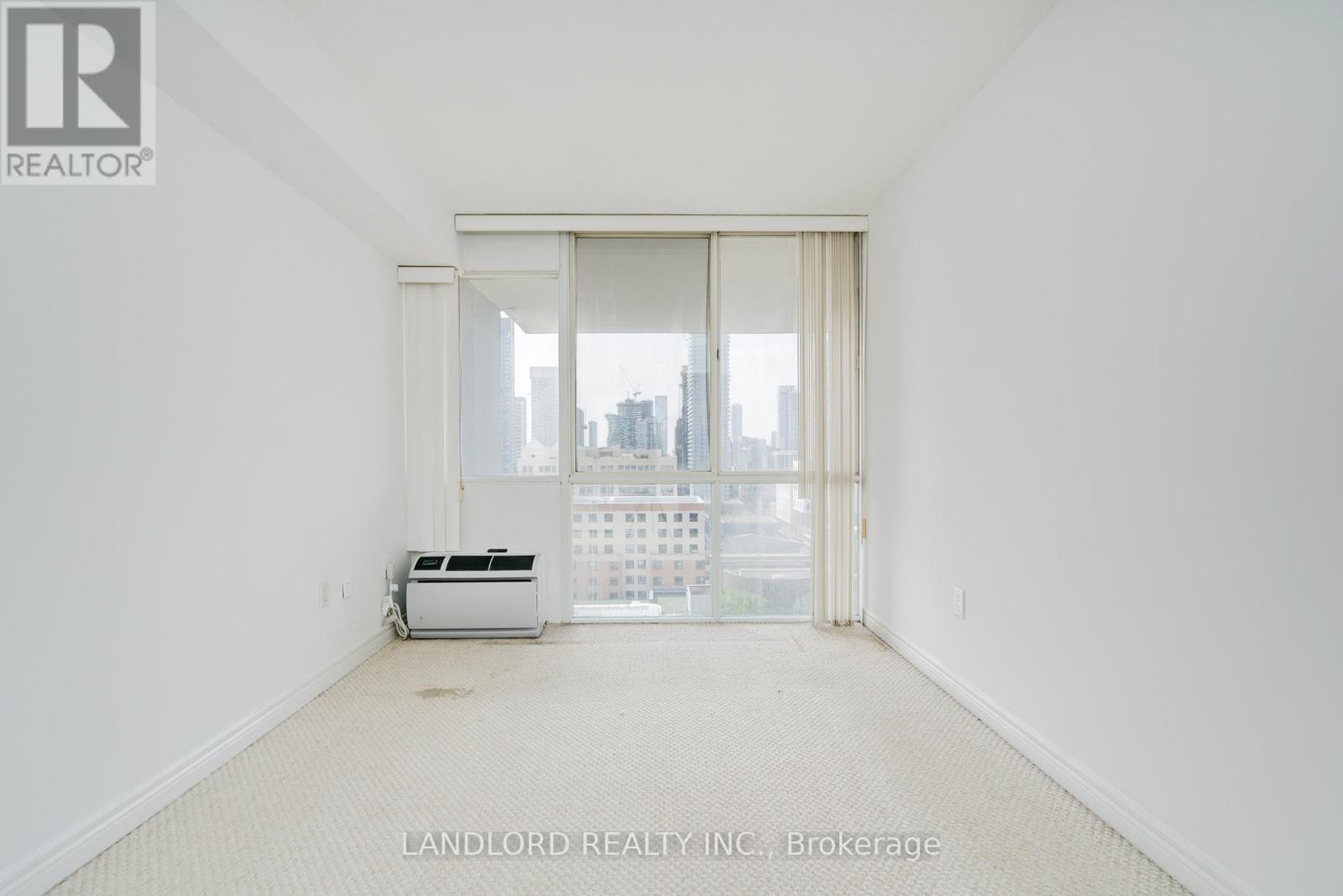 Photo 13 of 14 E 86 Gerrard Street E, Toronto ON