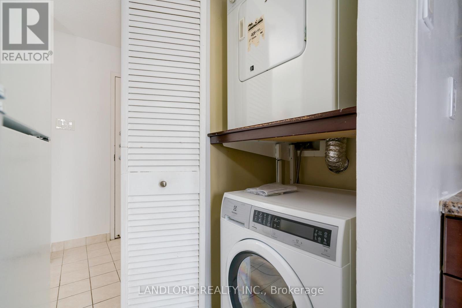 Photo 3 of 14 E 86 Gerrard Street E, Toronto ON