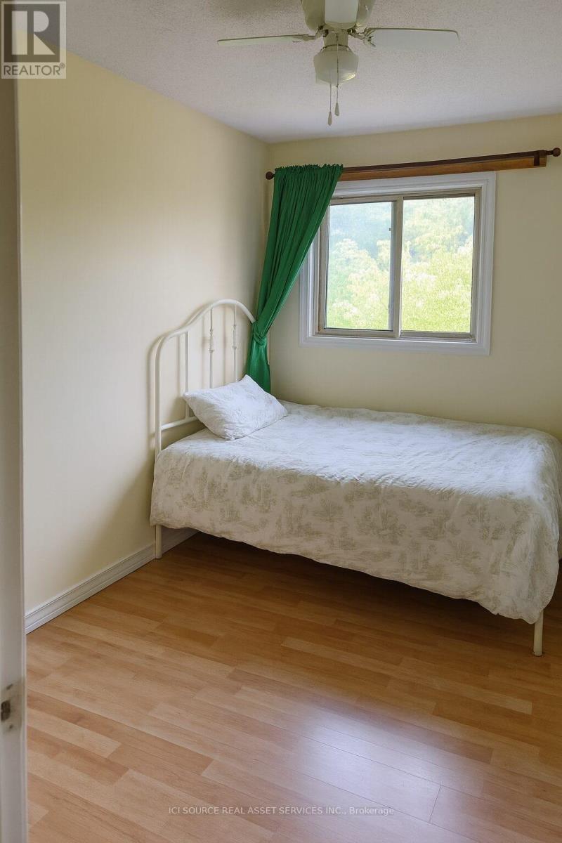 Photo 6 of 7 21 Evergreen Court, Barrie ON