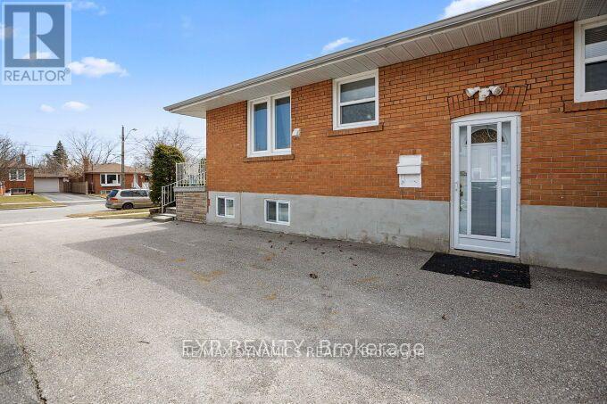 Photo 2 of 80 Mountland Drive, Toronto ON