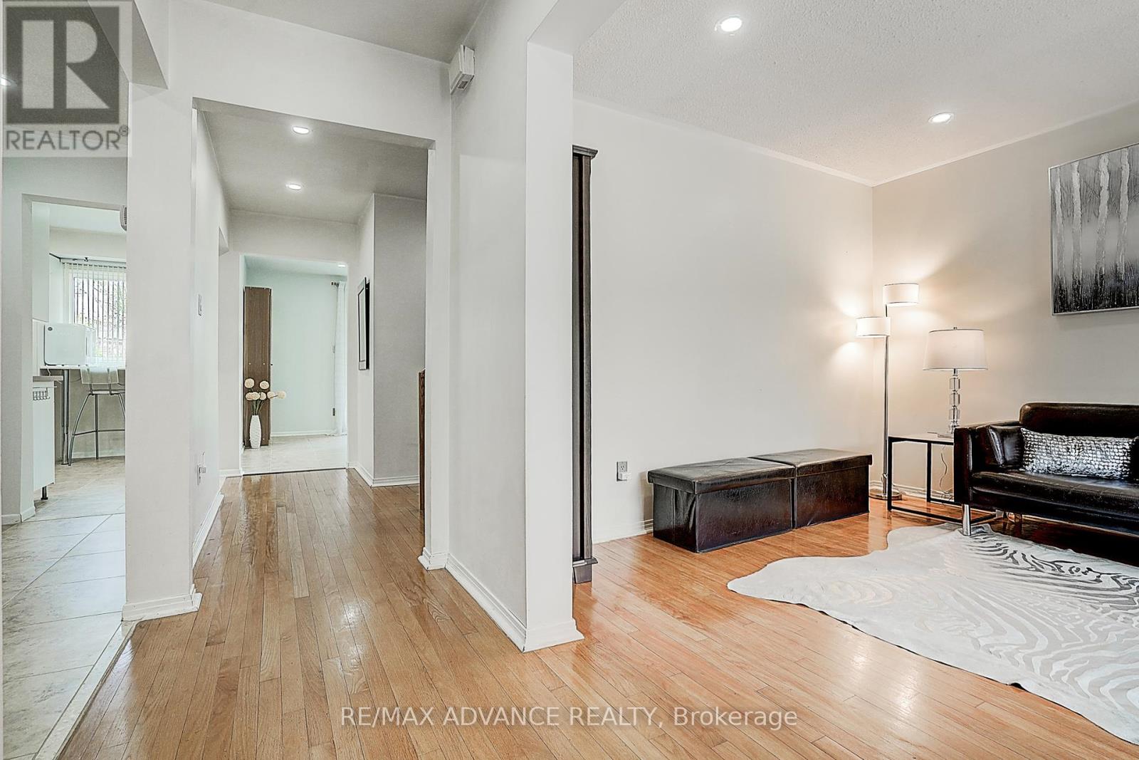 Photo 10 of 86 Placentia Boulevard, Toronto ON