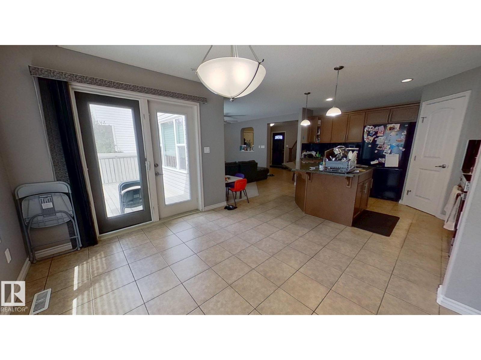 Photo 5 of 6723 19 Av Sw, Edmonton AB