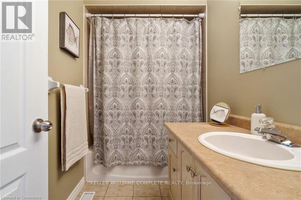 Photo 31 of 42 Grassyplain Drive, Hamilton ON