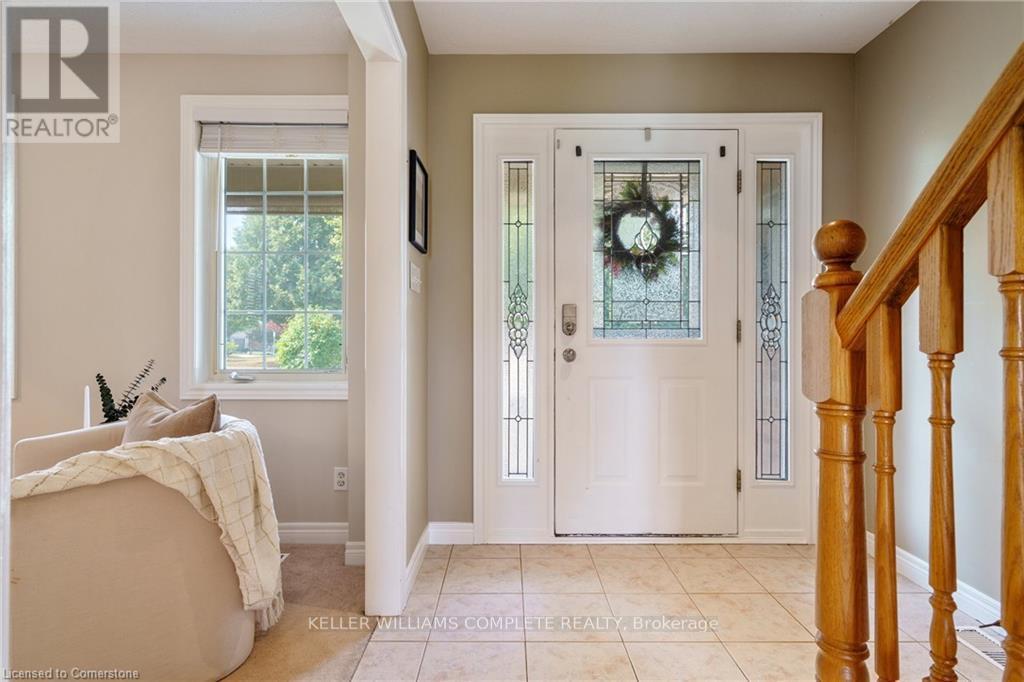 Photo 4 of 42 Grassyplain Drive, Hamilton ON