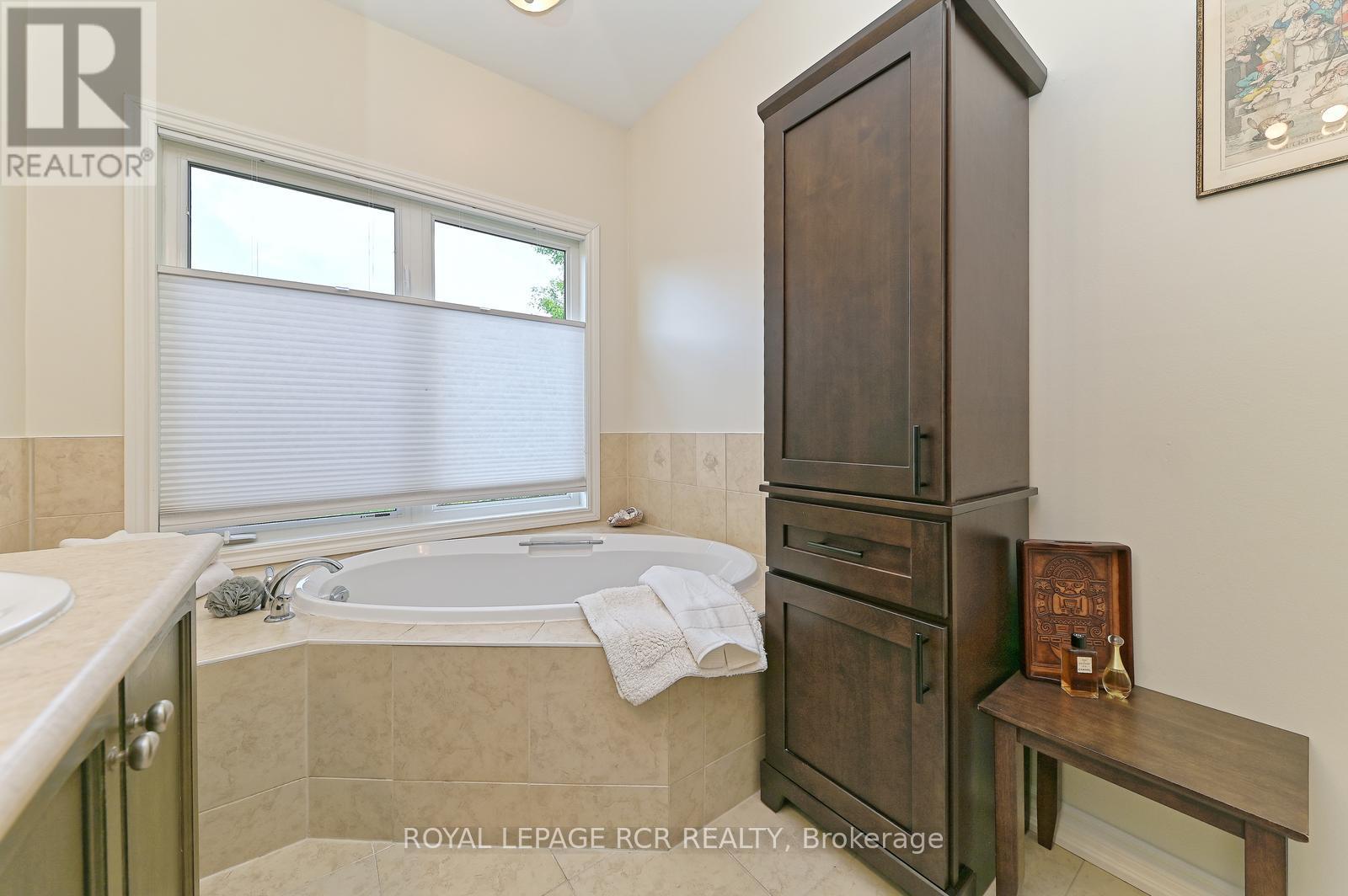 Photo 6 of 174 200 Kingfisher Drive, Mono ON