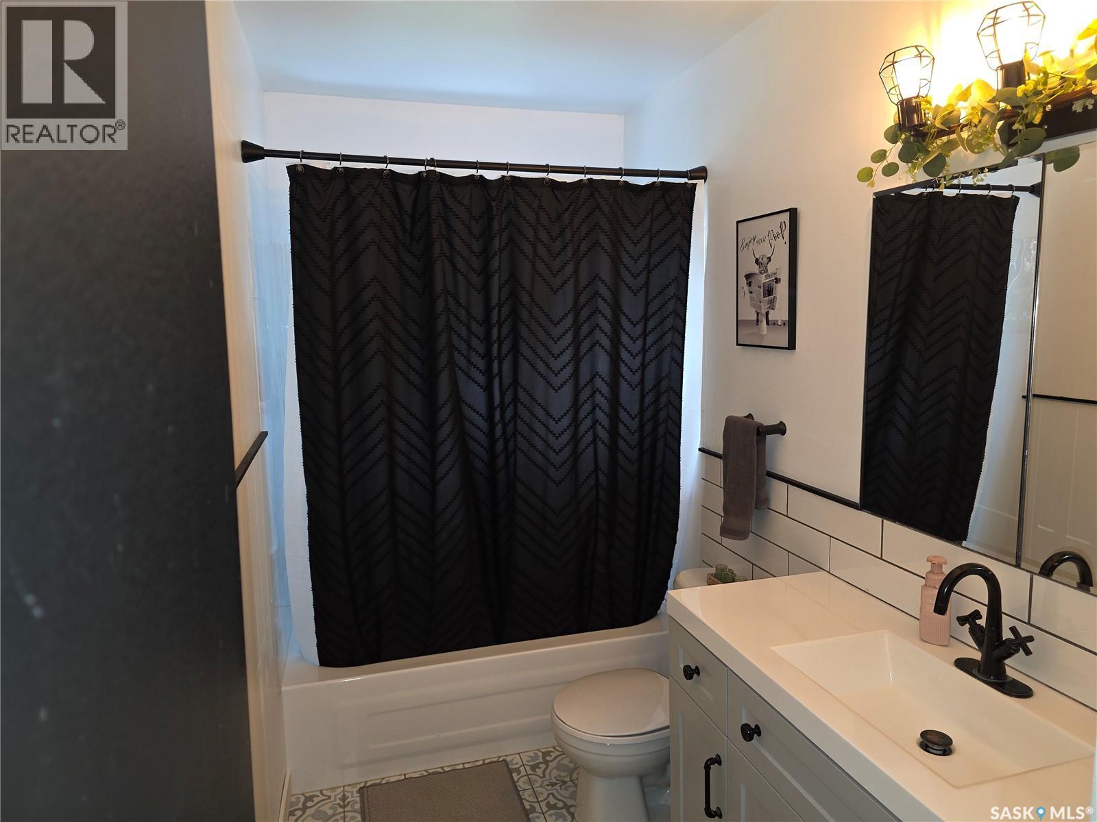 Photo 11 of 213 9th Street E, Wynyard SK