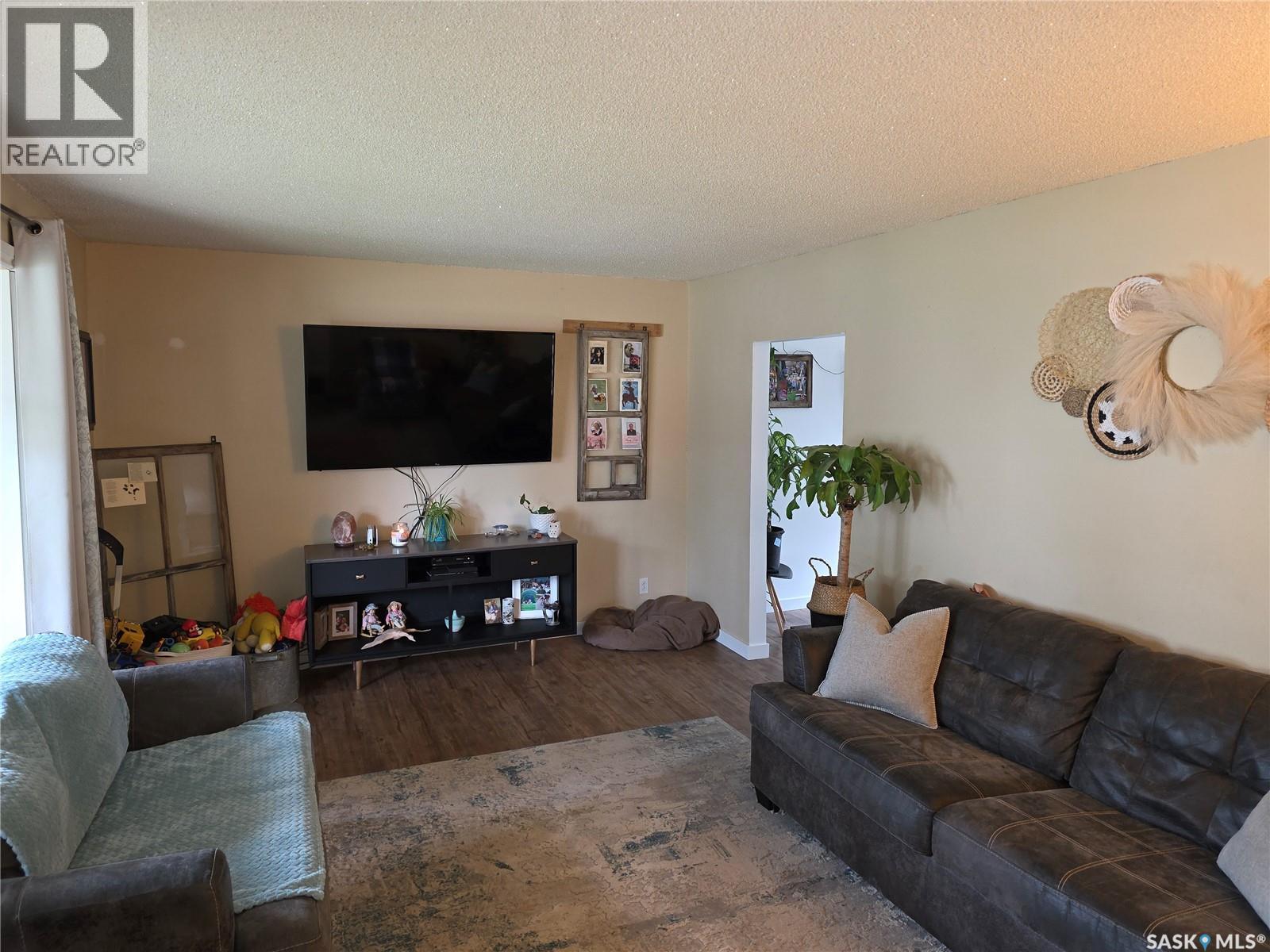 Photo 4 of 213 9th Street E, Wynyard SK