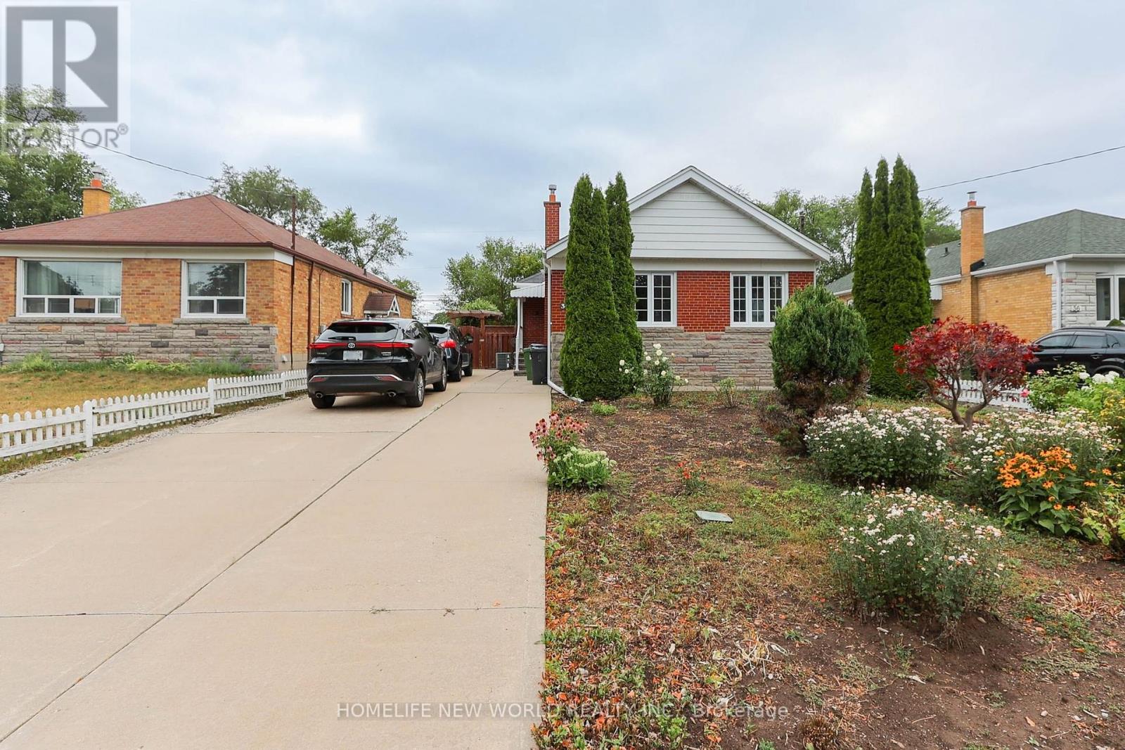 Photo 2 of 34 Greylawn Crescent, Toronto ON