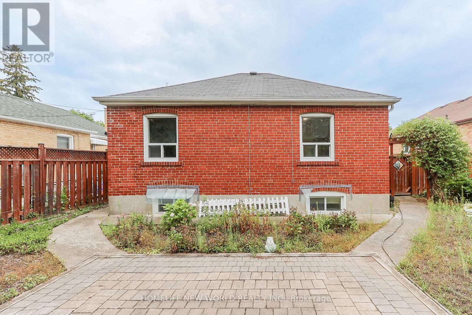 Photo 10 of 34 Greylawn Crescent, Toronto ON