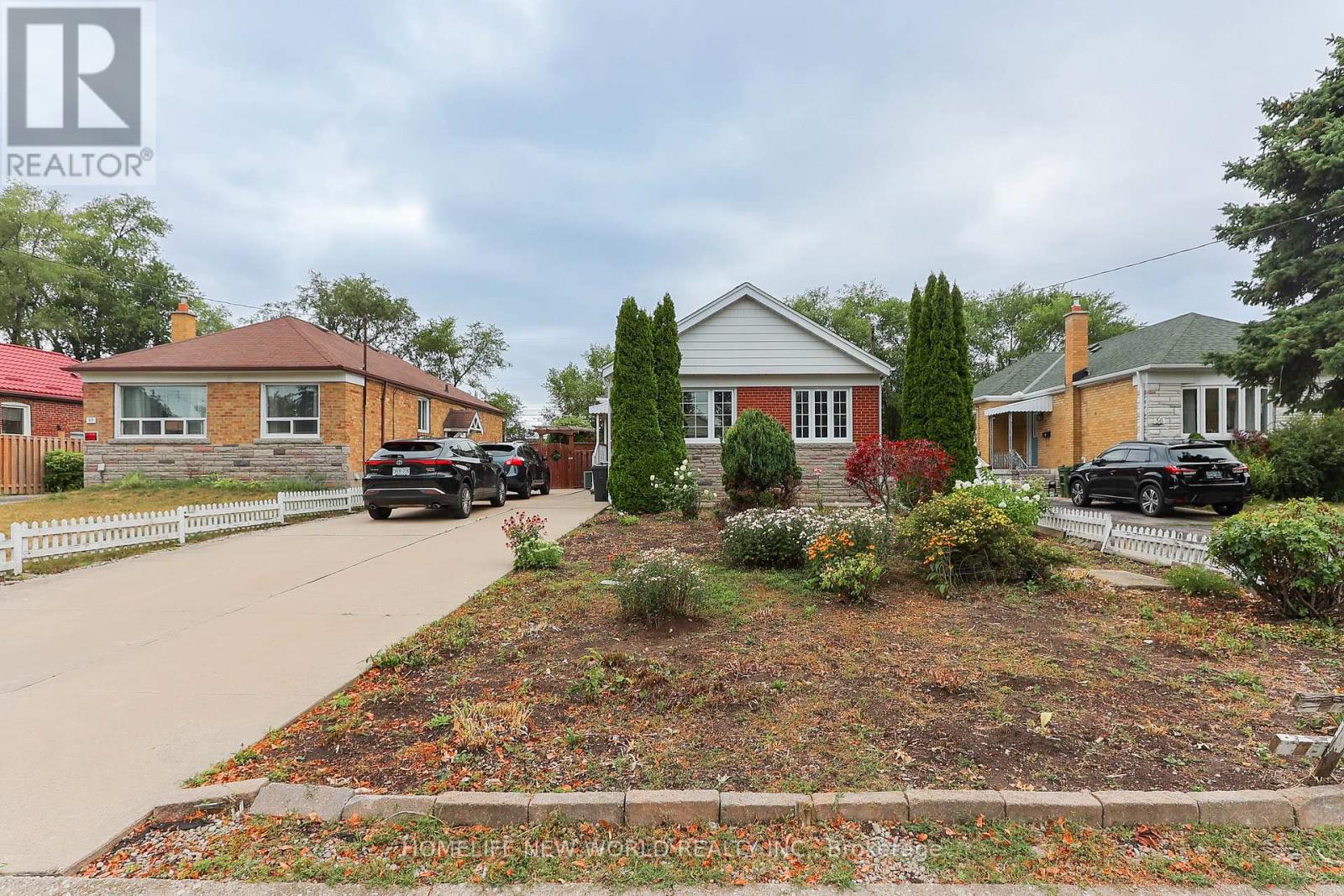 Photo 3 of 34 Greylawn Crescent, Toronto ON