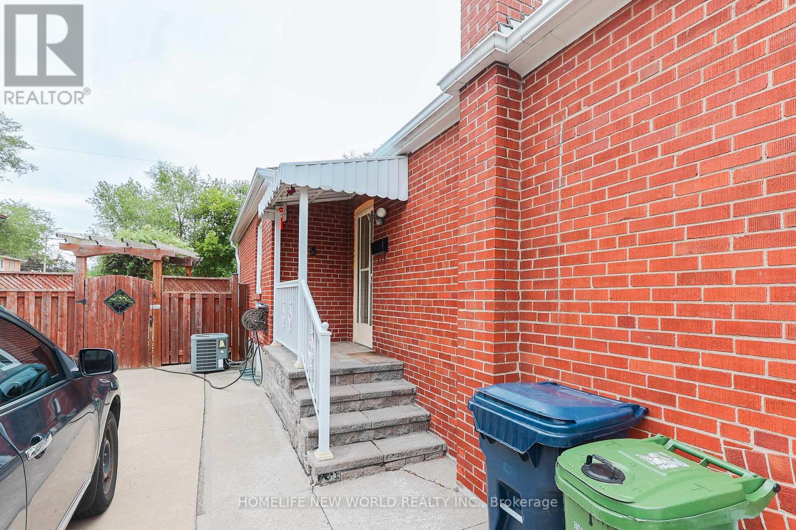 Photo 5 of 34 Greylawn Crescent, Toronto ON