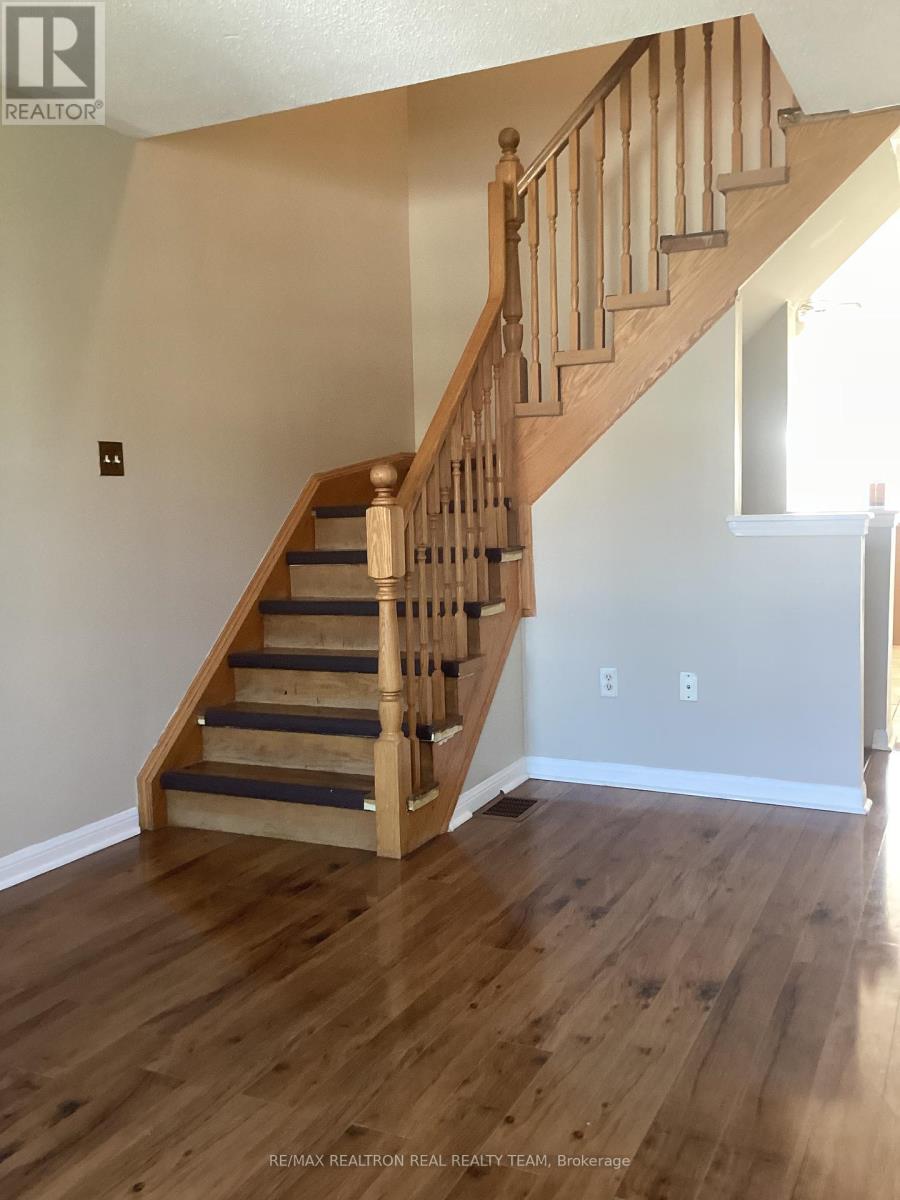 Photo 2 of 2 29 Ecopark Gate, Toronto ON